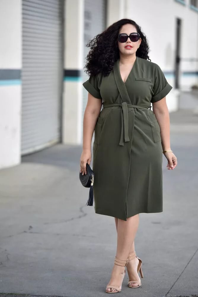 Картинка из открытых источников ( Платье идеально выверено по пропорциям, пояс в тон обрисовывает фигуру, но не создает ненужную горизонталь)