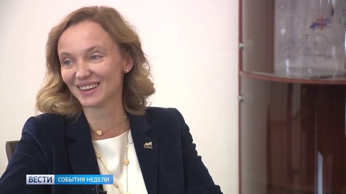 Замгубернатора по здравоохранению Елена Малышева весело смеется над проблемами больных ВИЧ. Кадр YouTube