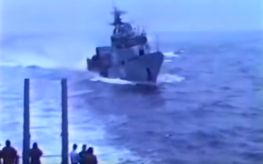 Таран россии. Таран американского корабля в черном море 1988. Таран в черном море. Таран русским кораблем американского в черном море. Таран кораблей США.