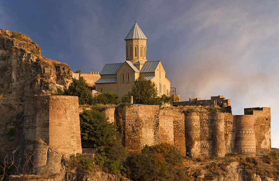 К крепости можно подняться пешком или же воспользоваться канатной дорогой.