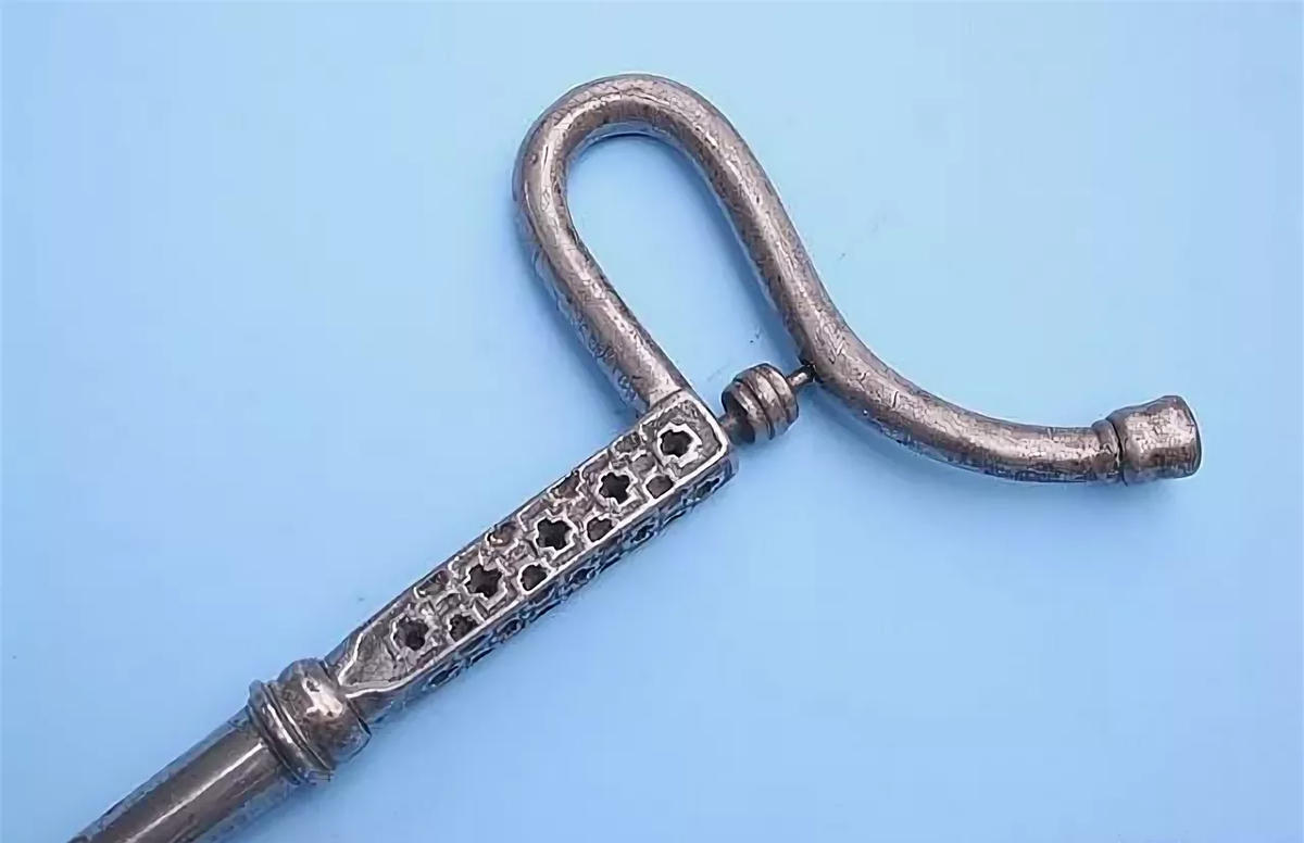 Это - эфес . Клинок длиной около 60 см.