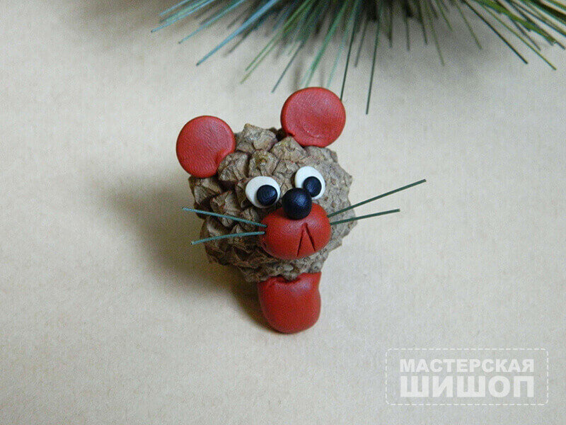Первая часть поделки - голова мишки из шишки.
