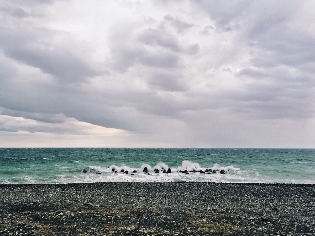 На майских погода ожидается не очень... но даже так, море – есть море. Фото:  Sam Root / unsplash.com