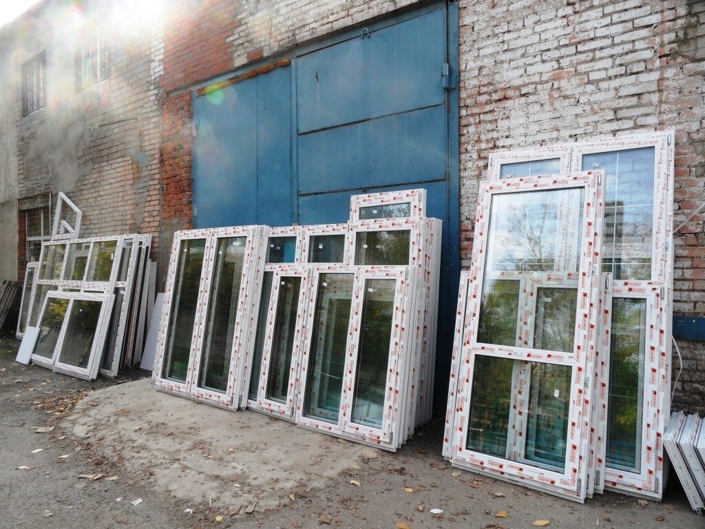 Пластиковые окна двери б у. Склад окон ПВХ. Окна б/у пластиковые. Окна и двери ПВХ. Старые пластиковые окна.