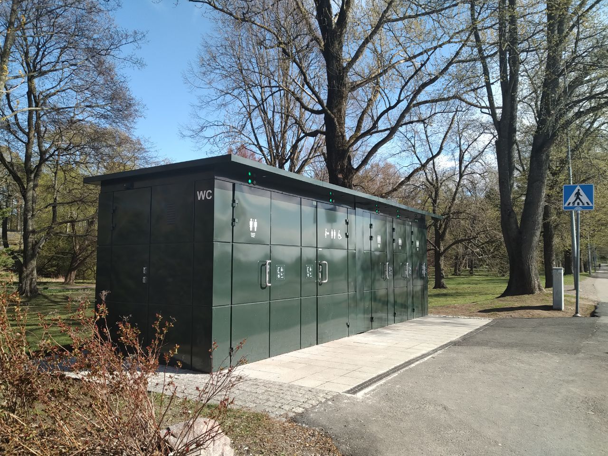 Вот такие вот туалеты (иногда поменьше) расположены по всему городу