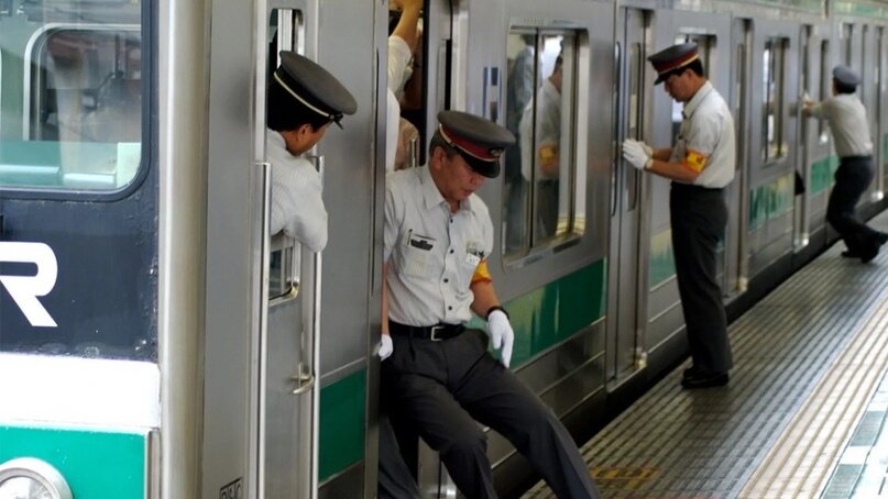 В метро Японии работает целая «банда» заталкивателей