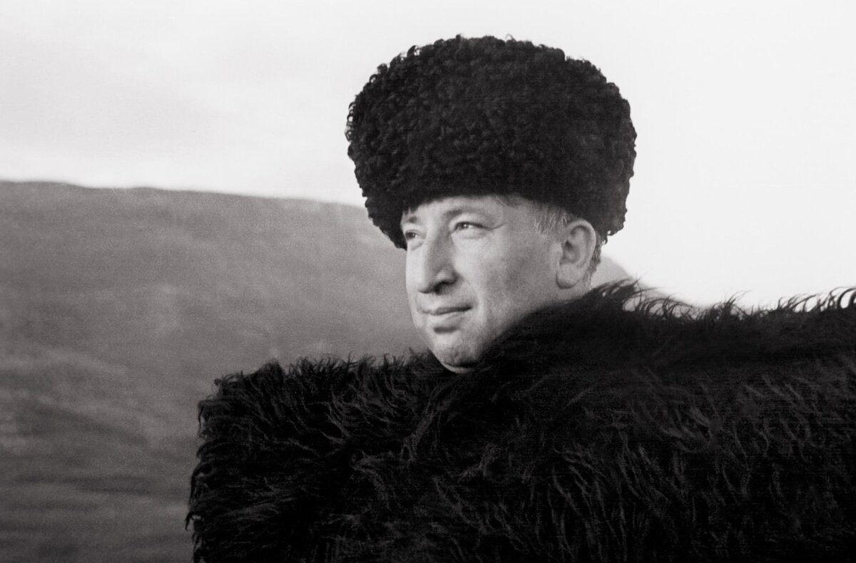 Расул Гамзатов в бурке