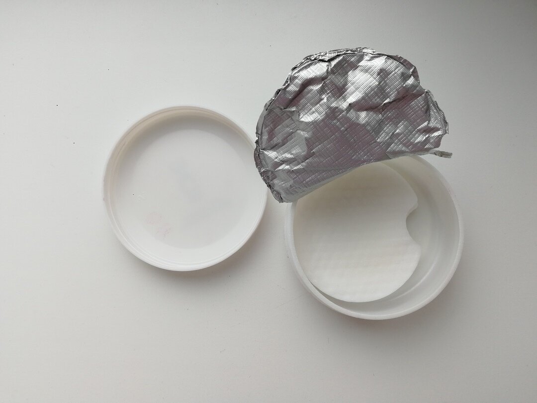 Упаковка вскрыта год назад - с салфетками ничего не случилось, такие же влажные