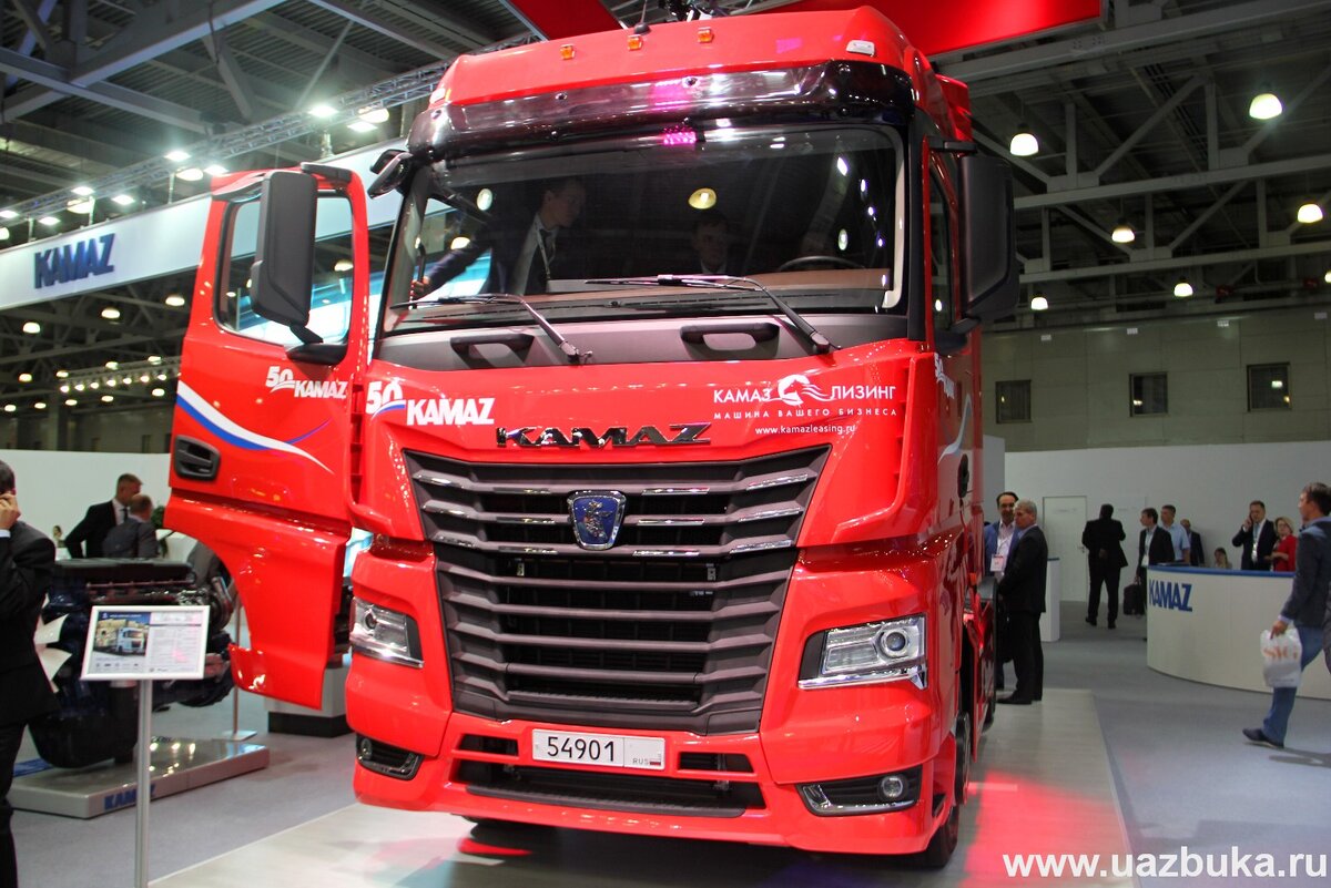 Красный КАМАЗ-54901