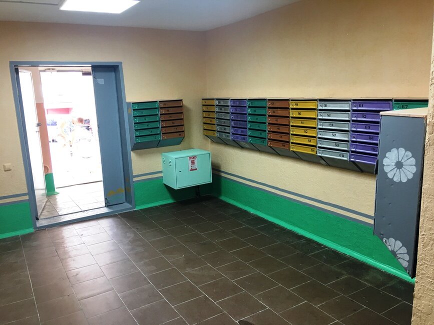 Вот почтовые ящики. Скажите, вам ничего это не напоминает? Кажется, нас, а точнее белгородцев, опять пытаются веселить пёстрыми цветами, которые, по задумке, должны заряжать хорошим настроением. Эту роль могла бы выполнить хорошая входная дверь, а не этот железный монстр.
Фото: департамент ЖКХ Белгородской области
