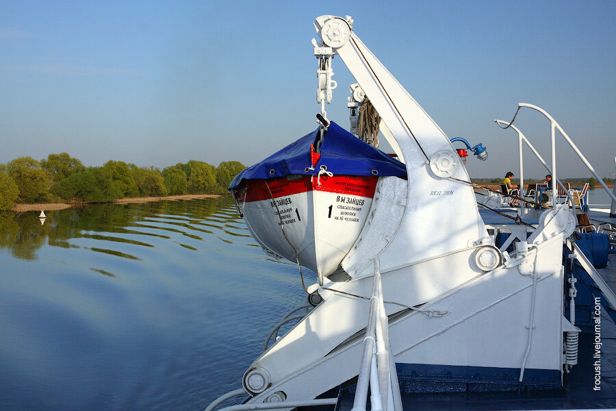 шлюпка на корабле. спасательные катера на судах. спасательная шлюпка внутри. спасательная шлюпка maxima 120. шлюпка на теплоходе.
