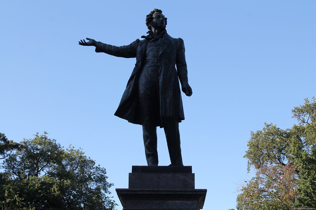 Памятник александру сергеевичу пушкину. Александр Пушкин памятник. Пушкин памятники Пушкина. Пушкин и Лермонтов памятник. Памятники Лермонтову и Пушкину в Москве