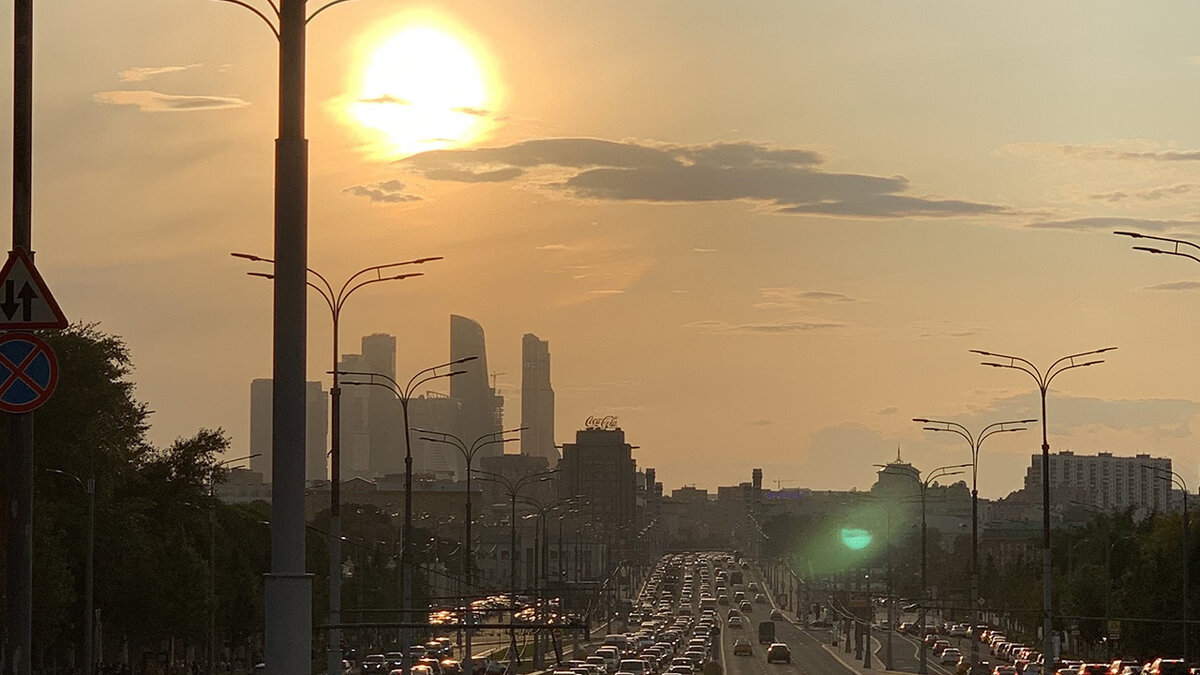 Где-то там в далеке небоскребы, в которых многие мечтают жить...