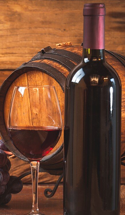 Бутылка красного сухого вина
