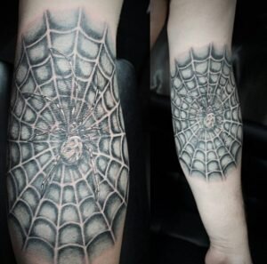 Тату в виде плетущего паутину паука широко распространена в США. Такой рисунок свойственен оказавшимся за решеткой наркоманам. Также это изображение предпочитают те, кто отвергает власть и закон. Это излюбленная татуировка для людей, испытывающих зависимость от препаратов. Тату в виде связанных паутиной пальцев говорит о том, что человеку нужна доза наркотика.

В ряде стран татуировку с изображением паутины наносят те, кто лишил жизни представителя сексуальных меньшинств. В России такую тату набивают неформалы, скинхеды и некоторые националисты.
