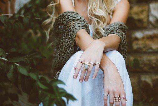 https://cdn.pixabay.com/photo/2016/01/19/17/48/woman-1149909__340.jpg