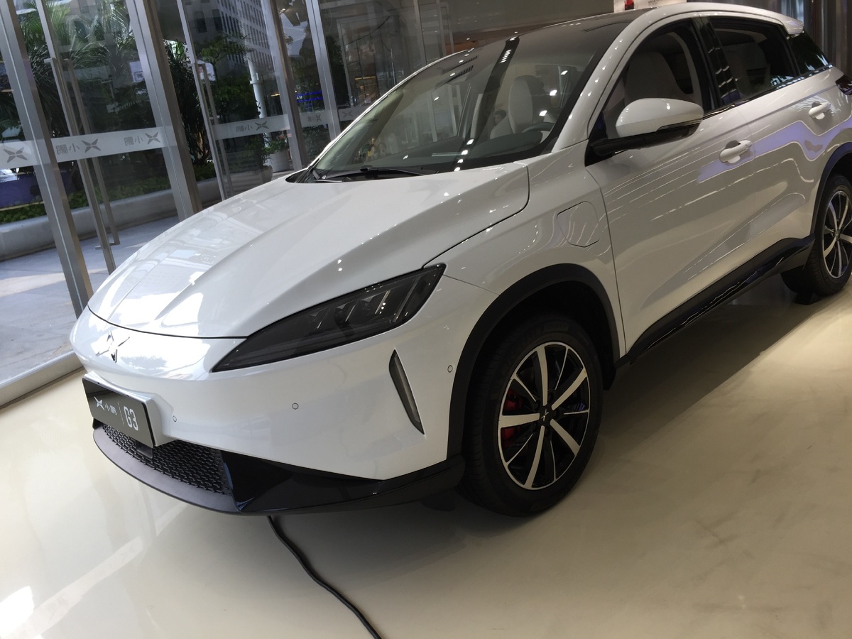 на крыле есть даже лючок для зарядки