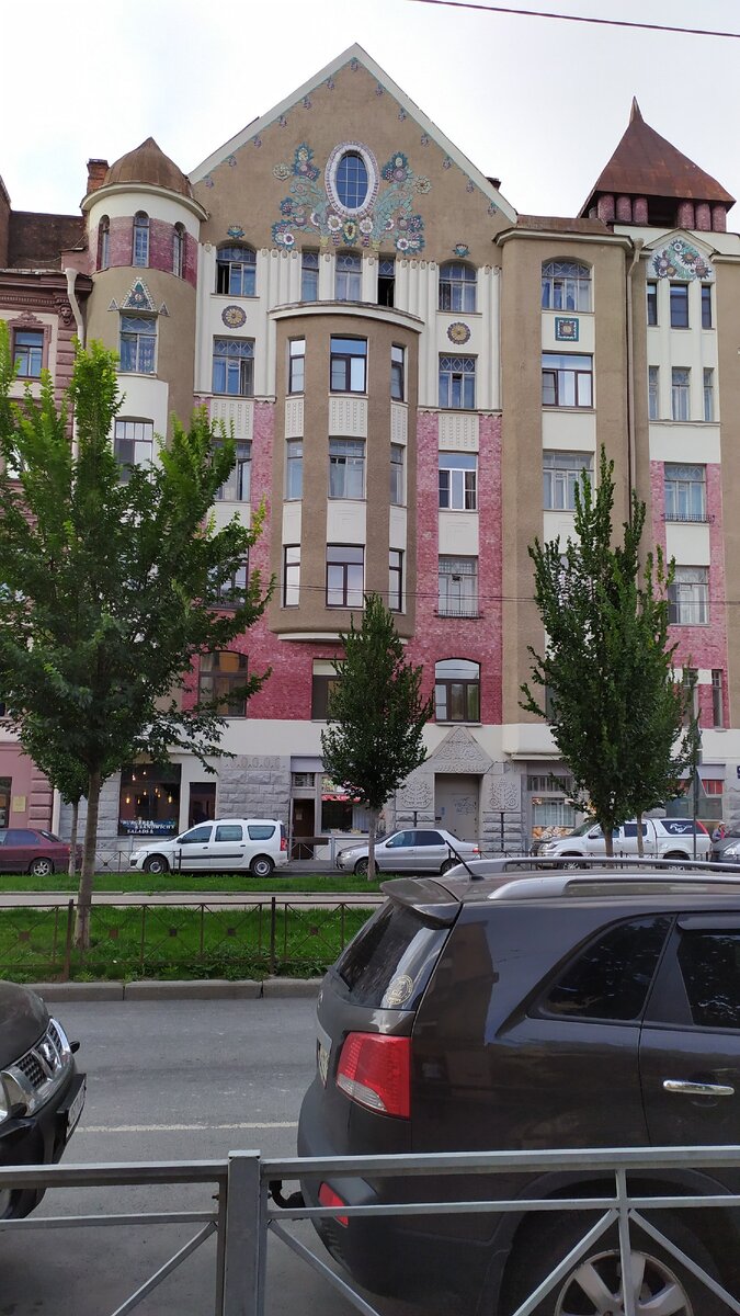 Домик на Клинском проспекте в Санкт-Петербурге