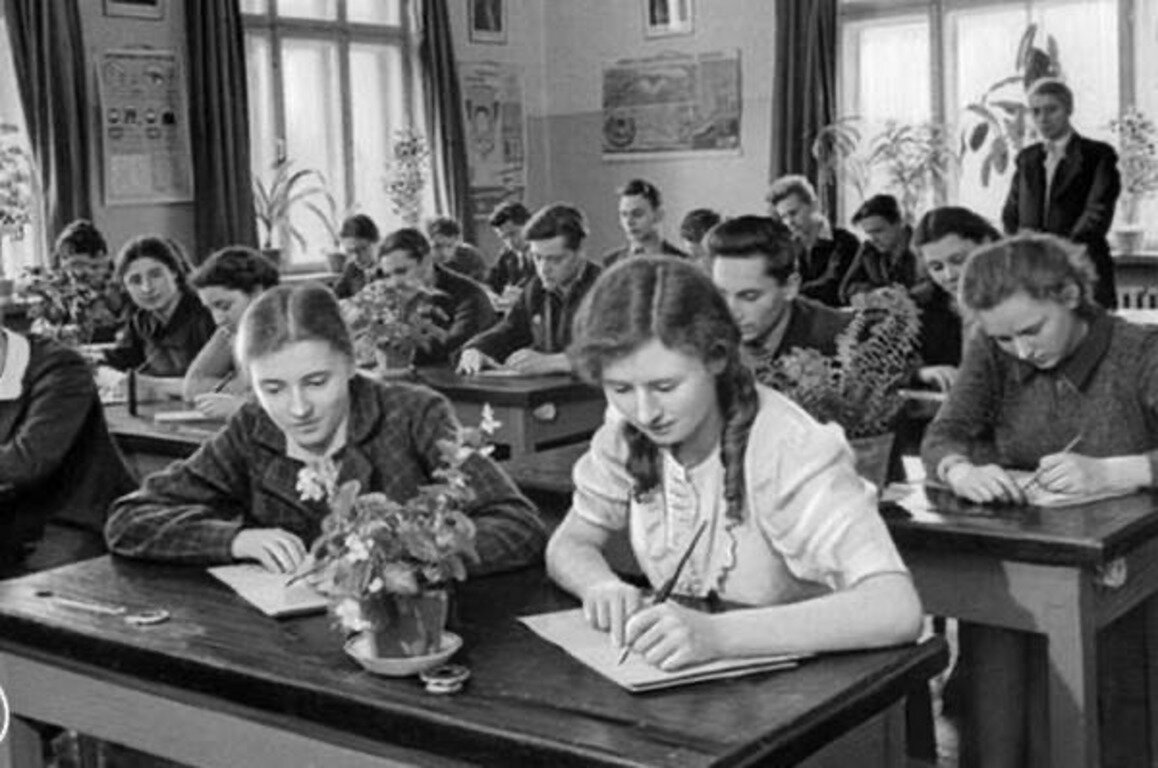 Школ было 1940. Ученики Советской школы. Советский класс в школе. Старшие классы СССР. Советские школьники за партой.
