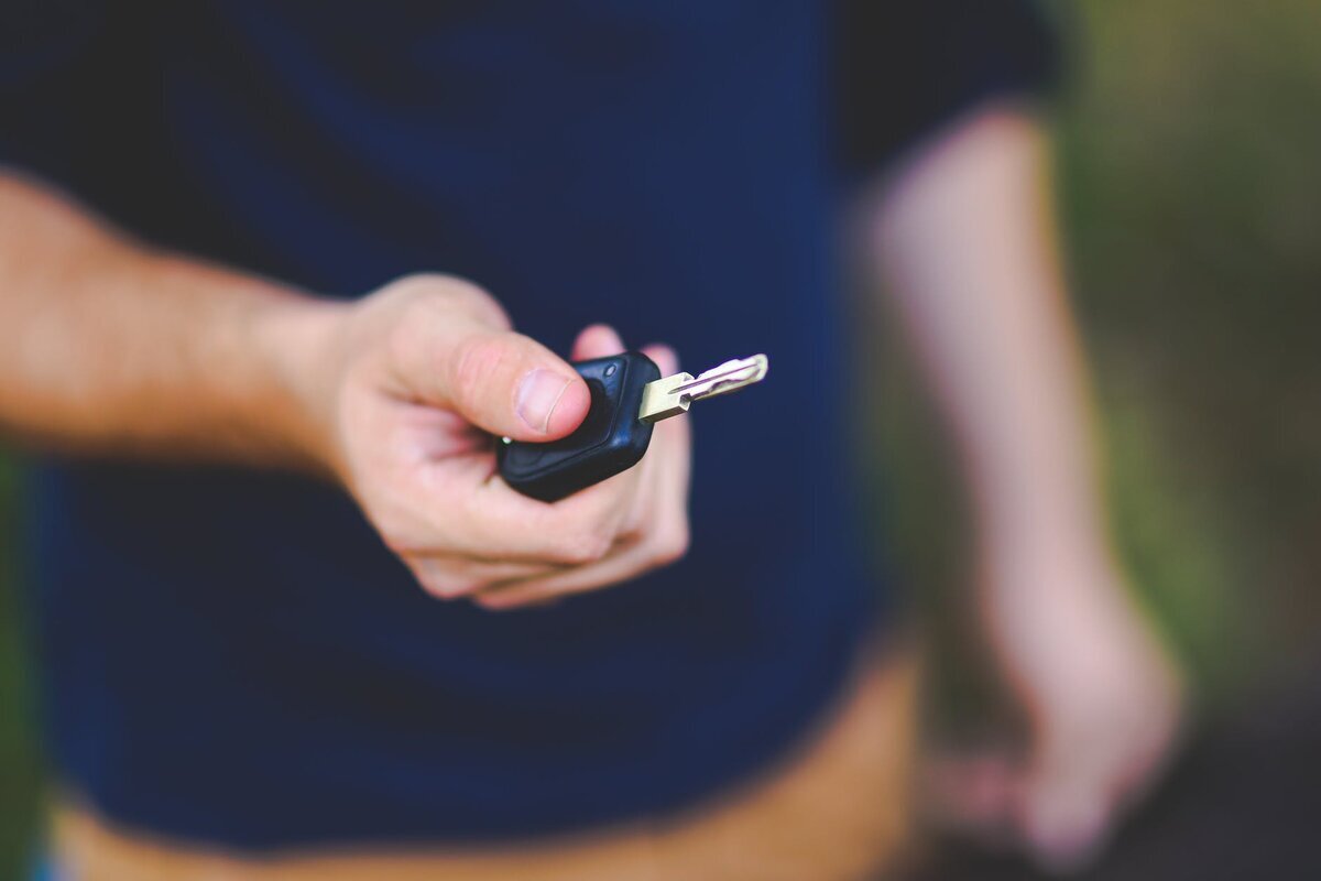 https://images.pexels.com/photos/6097/man-people-hand-driving-6097.jpg?auto=compress&cs=tinysrgb&dpr=2&h=650&w=940