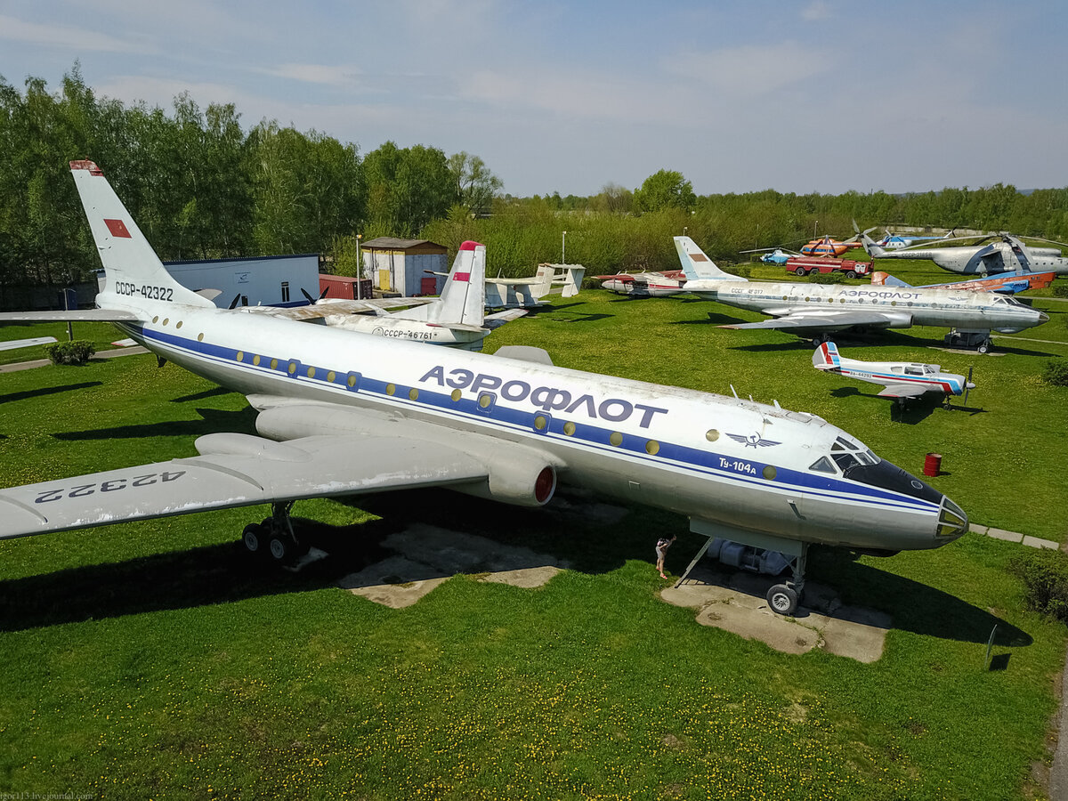 Самолет ту 104. Ту-104 пассажирский самолёт. Самолет Туполева ту 104. Ту 104 первый полет. Ту-104е.