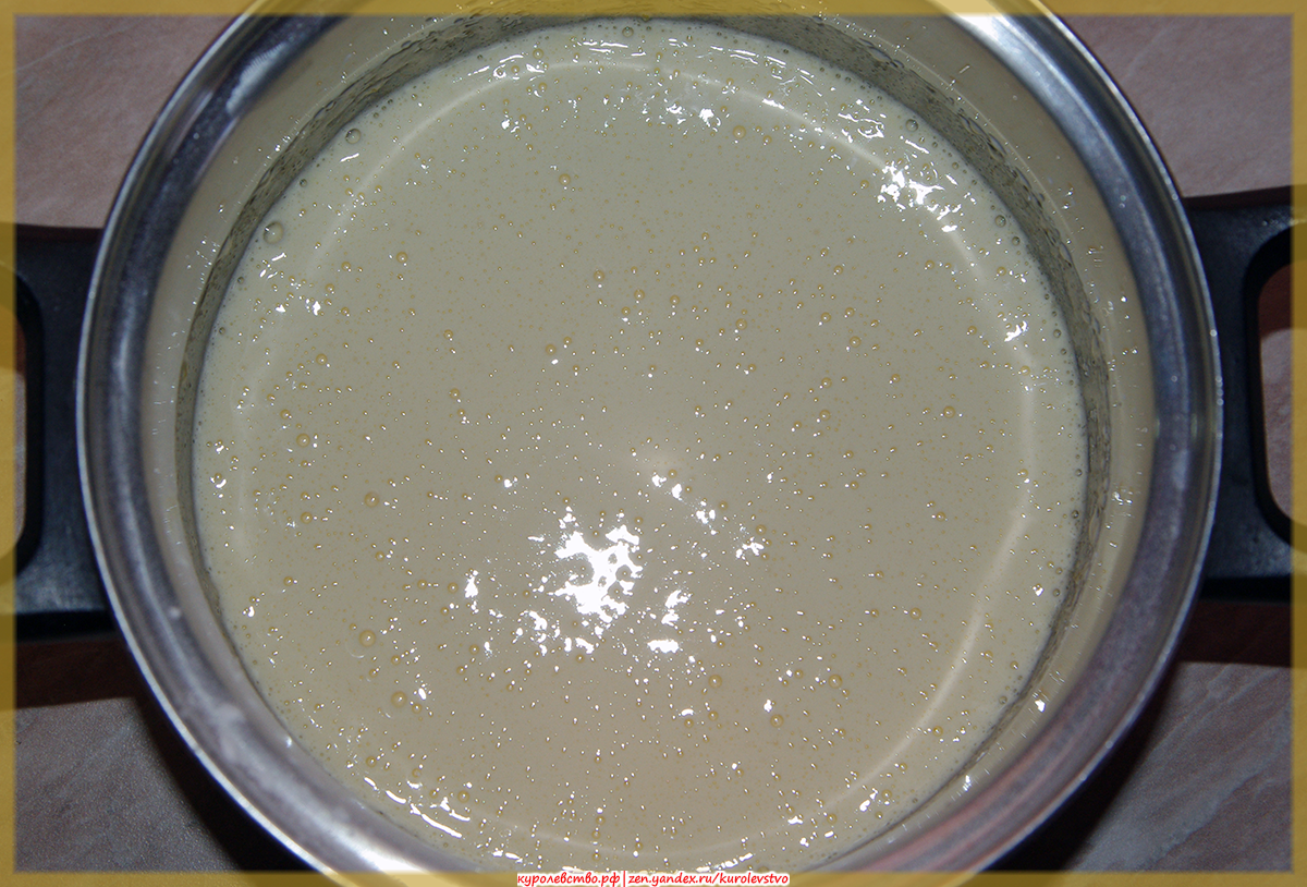 Перемешиваем яйца, сахар и крахмал