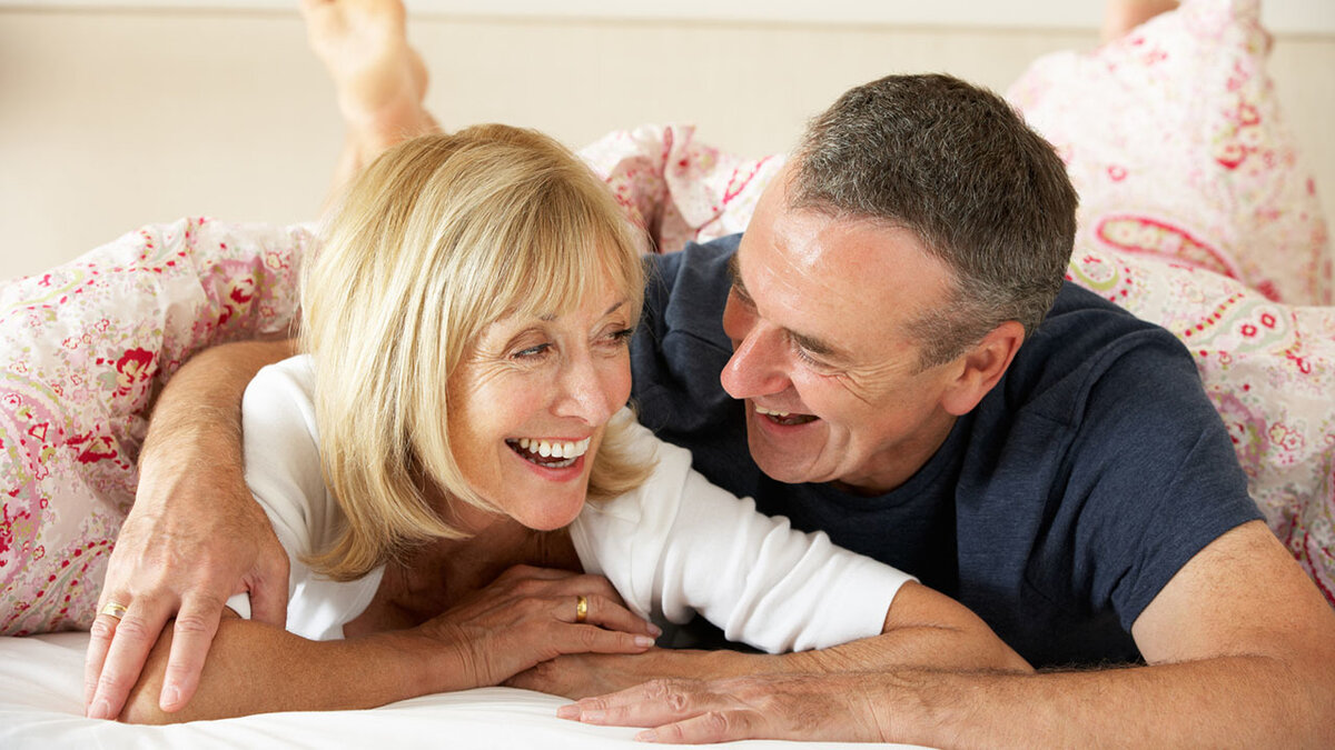 ленивая жена в постели. муж и жена ругаются. измена мужа. измена. изменила мужу после 40.