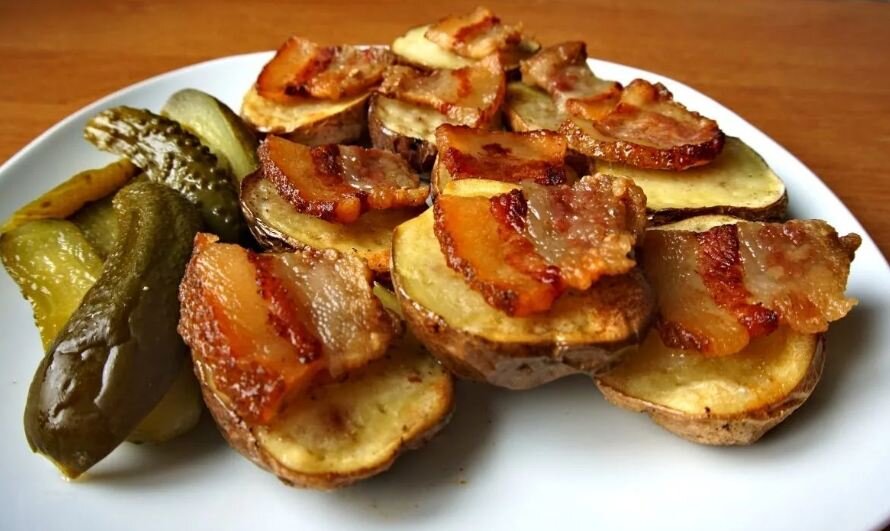 Сало с картошкой: запекаем в духовке невероятный гарнир для зимнего ужина и не только