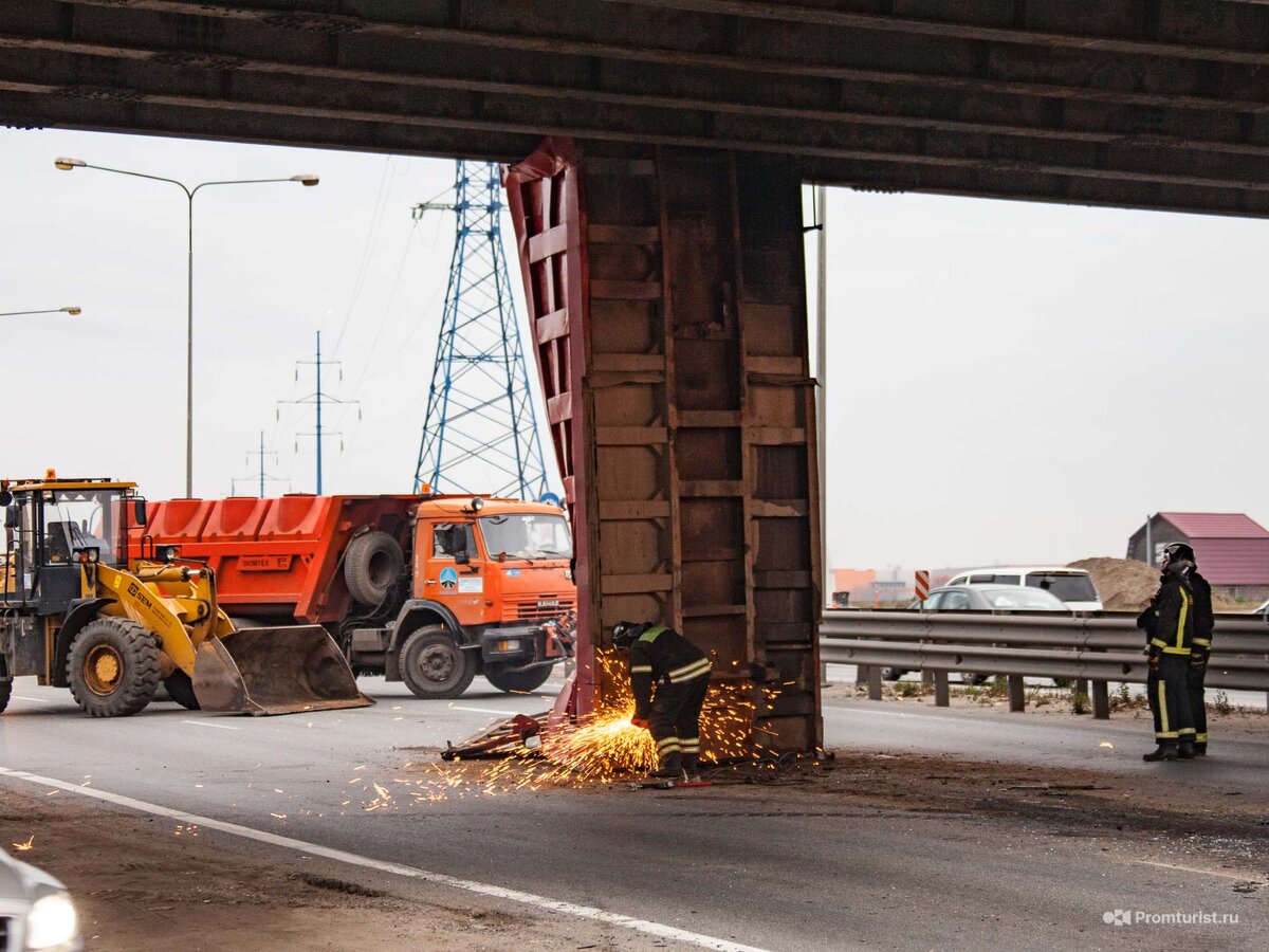 У самосвала на ходу открылся кузов и застрял под мостом. Как такое  возможно? 😳🚚 | Промышленный турист | Дзен