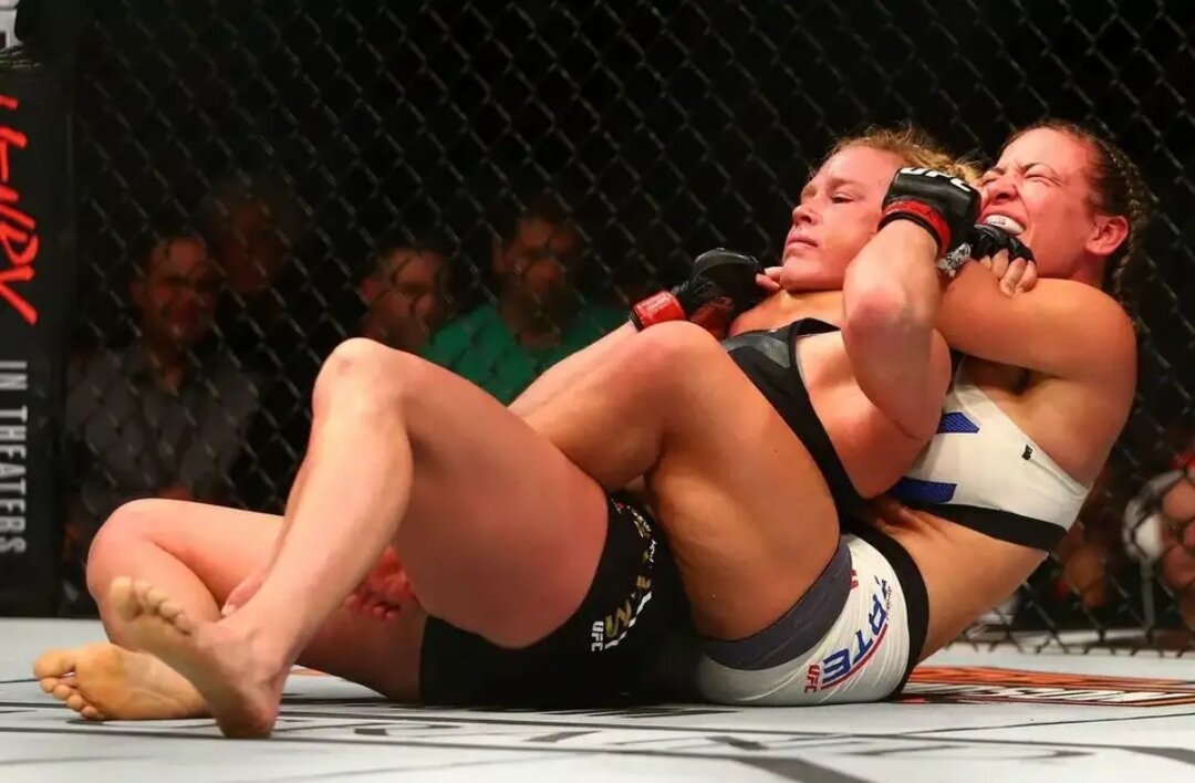 Фото из свободного источника. Удушающий от Миши Тейт!