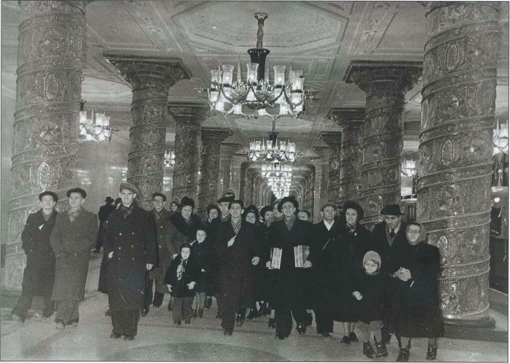 Открытие площади восстания. Метро Автово 1955. Открытие Ленинградского метрополитена 1955. 1955 Год открытие метрополитена в Санкт-Петербурге. 15 Ноября 1955 года открылся Ленинградский метрополитен.