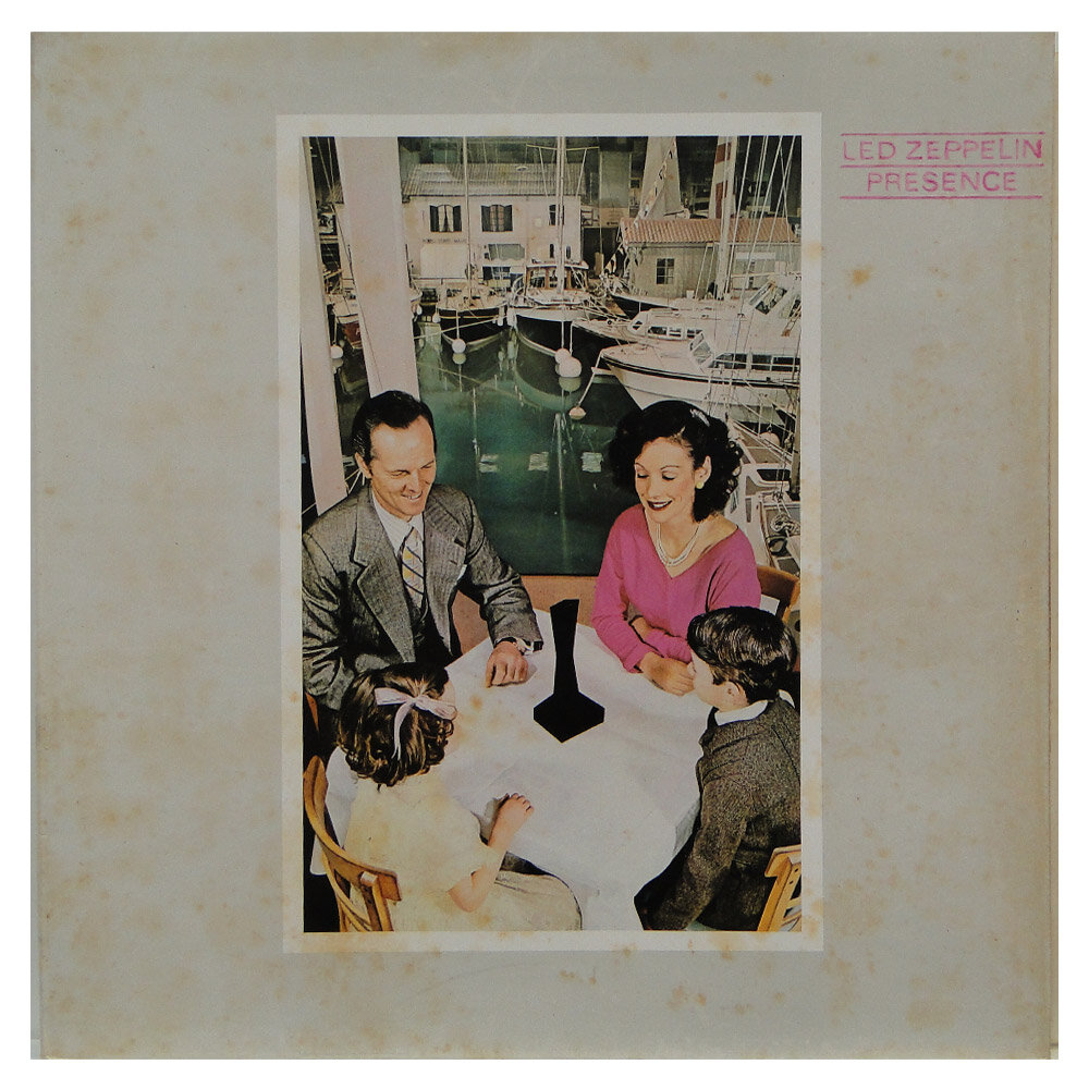 Монументальный предмет олицетворяет присутствие группы. 