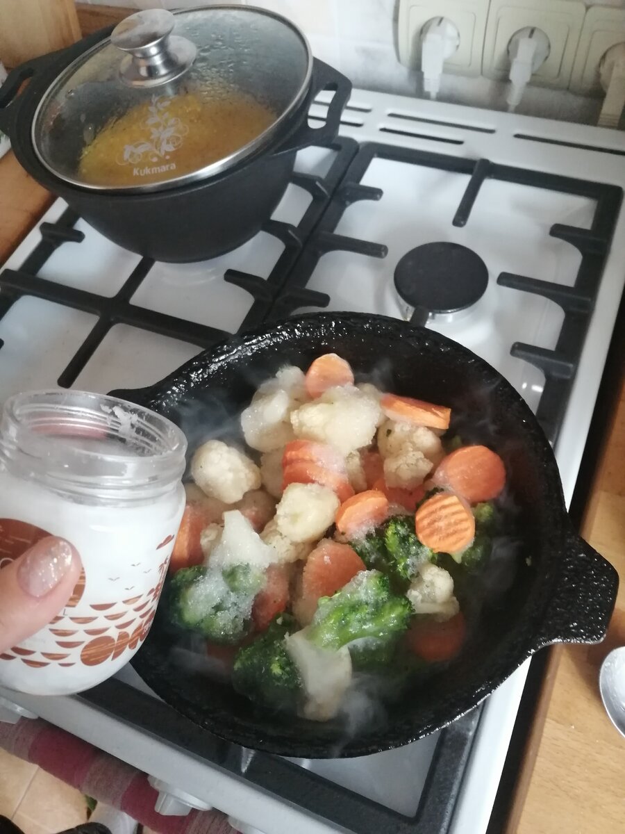 Смесь весенних замороженных овощей и кокосовое масло. 
