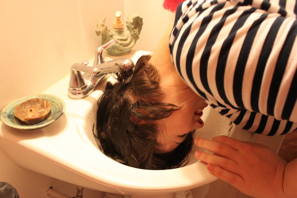 Можно ли мыть голову 7. Мытье волос. Мыть голову. Раковина для мытья головы. Волосы в раковине.