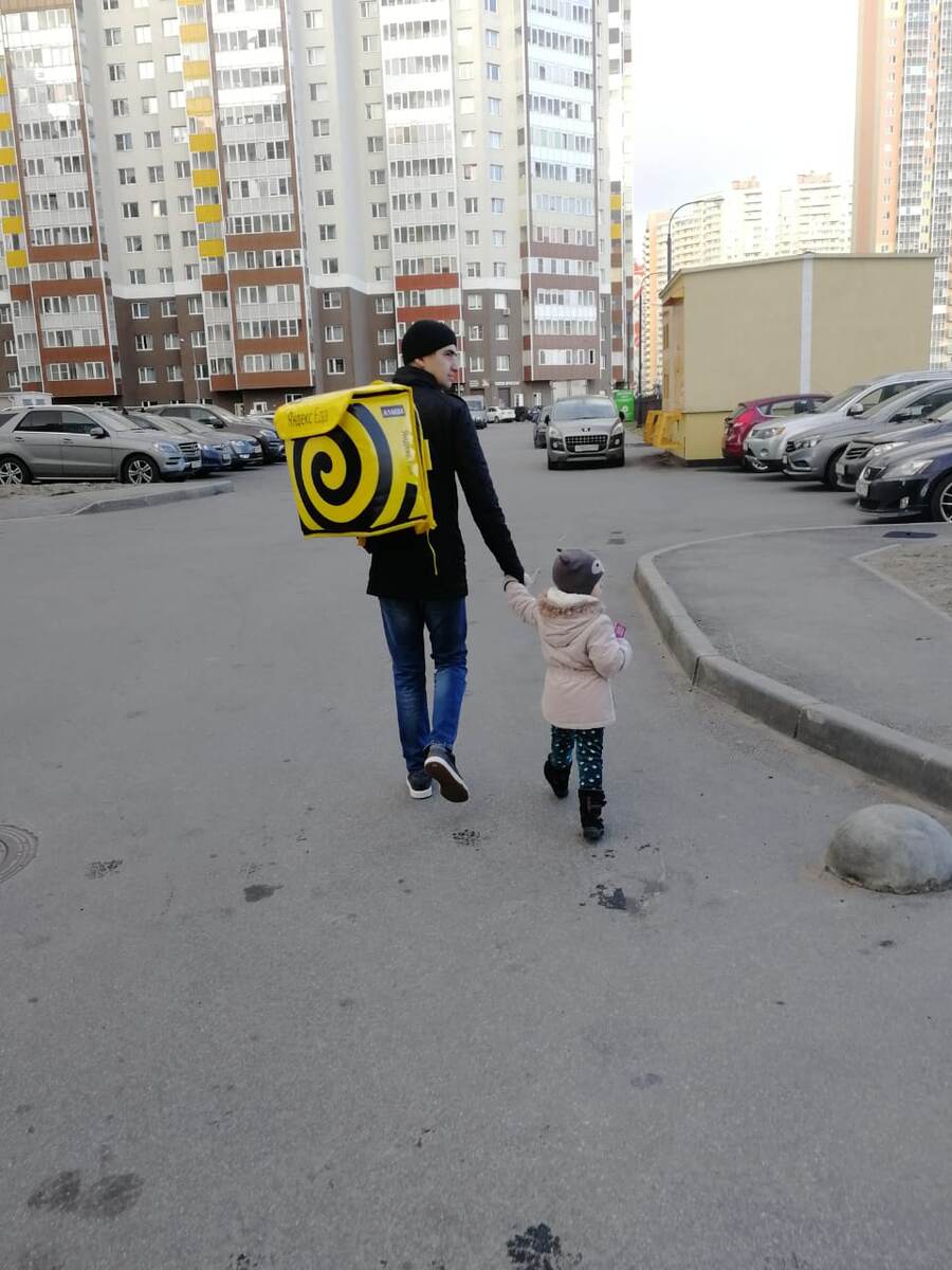 Это я только получил фирменный желтый рюкзак службы доставки Яндекс Еда