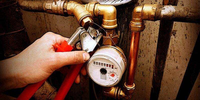 Регистрационными приборами учета перерасхода воды оборудуются дома и квартиры, подключенные к системам централизованного водоснабжения. Управляющие компании ответственны за производство монтажных работ согласно установленному регламенту. Но установку счетчика горячей воды (или холодной) можно выполнить самостоятельно.