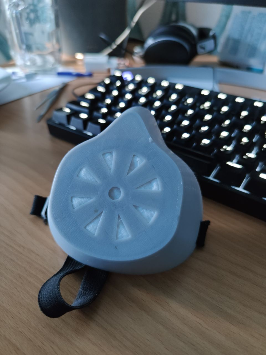 Маска с фильтром и резинкой