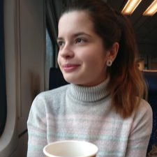  Все, кто может, переходят на удаленную работу — и кажется, что это всерьез и надолго. Мы собрали шесть востребованных профессий, которые позволяют работать удаленно и не требуют специальных навыков. Найти вакансии по многим из этих специальностей вы можете на странице doma.rabota.ru.
Ольга ХватоваУзнала, что нужно уметь, чтобы быстро найти удаленную работу.Администратор страницы в «Инстаграме»
Примерный заработок: 15 000 — 20 000 рублей в месяц
Навыки и оборудование: коммуникабельность, политкорректность, грамотная речь, стабильный интернет, смартфон
Условия работы: от 2 часов в день
Описание:
Многие успешные или начинающие инстаграм-блогеры рано или поздно приходят к пониманию, что им нужен человек, который будет помогать развивать канал, подавать новые идеи для контента и заниматься версткой. Если у блогера большая аудитория, потребуется помощник, который не менее двух часов в день сможет отвечать на комментарии к постам. Администратор занимается рекламой, публикациями, отвечает на комментарии от имени блогера, раскручивает страницу в «Инстаграме».
Иногда блогер хочет найти человека, который возьмет под крыло не только «Инстаграм», но и аккаунты во всех социальных сетях: «Твиттере», «Фейсбуке», «ВКонтакте», «Одноклассниках». Убедитесь в том, что хорошо понимаете, как они работают.
