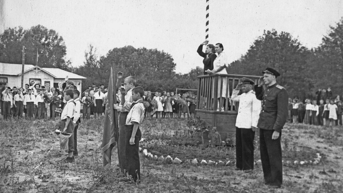 Татьяна Т.:Пионерлагерь 50-е годы. Линейка.