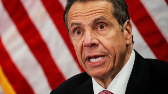 Губернатор Нью-Йорка Эндрю Куомо выступает на ежедневном брифинге в университетской больнице Норт-Шор во время вспышки коронавирусной болезни (COVID-19) в Манхассете, Нью-Йорк, 6 мая 2020 года.