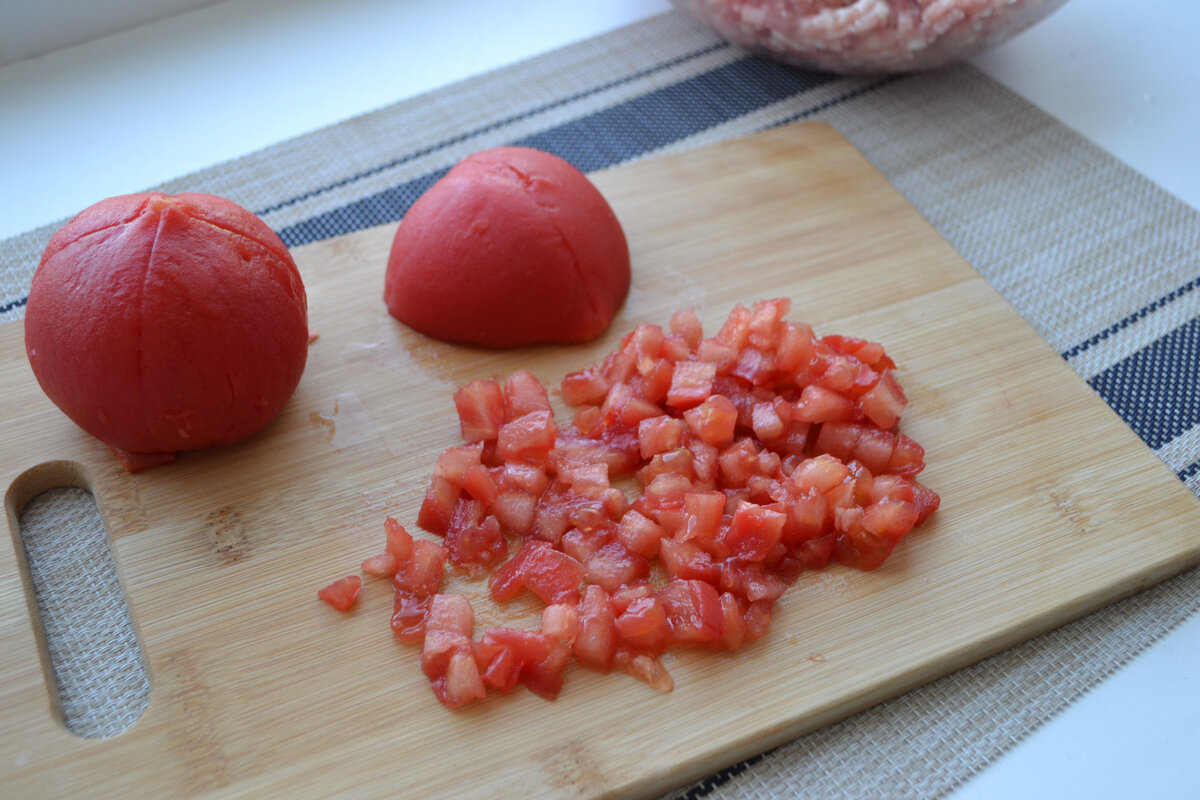 Фарш помидоры чеснок. Фарш в томатах. Макароны с фаршем и томатом.