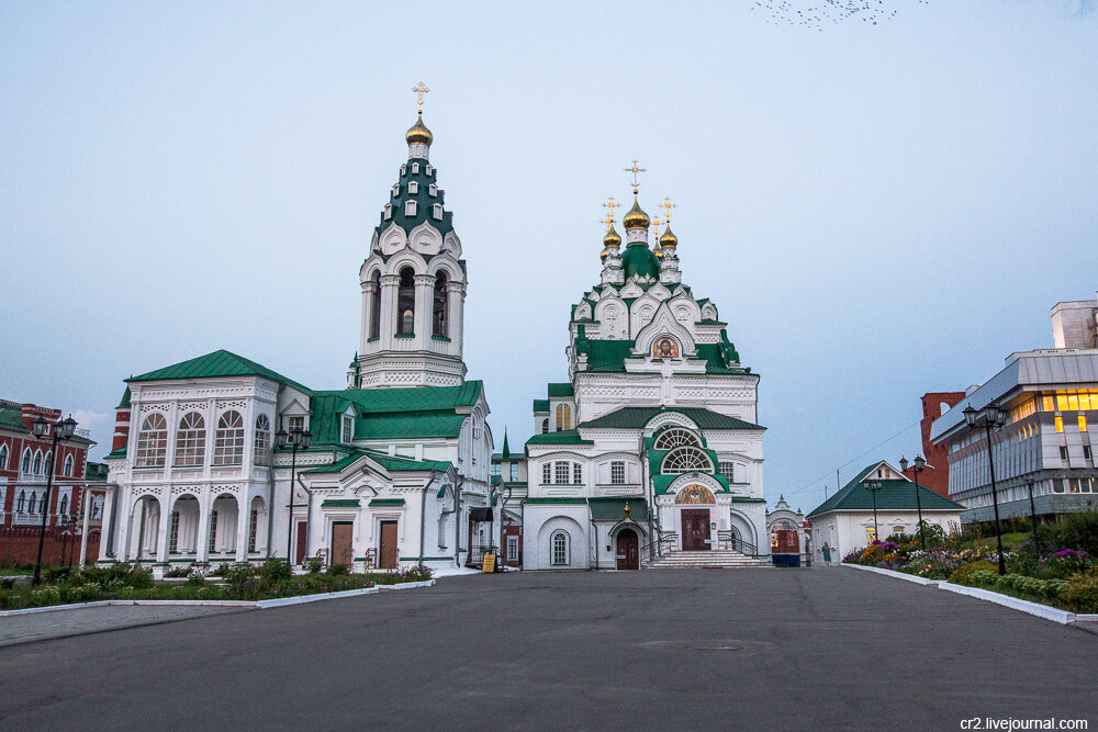 Единственный города. Троицкая Церковь 17-18 века Йошкар Ола. Троицкая Церковь Йошкар Ола местонахождение. Церковь Йошкар-Ола на Баумана. Статуи на храме в Йошкар Оле.