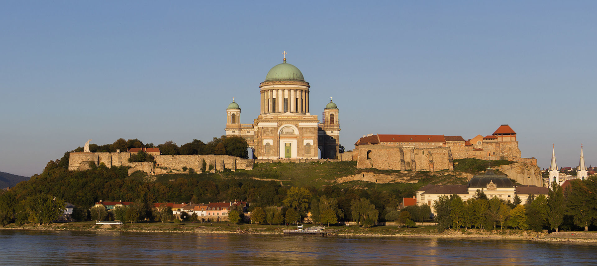 Вид на замок и базилику Святого Адальберта с противоположного берега Дуная, из словацкого города Штурово. Фото: Kriccs