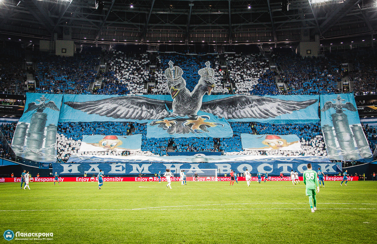 Фанаты питерского "Зенита" в матче против турецкого "Фенербахче"