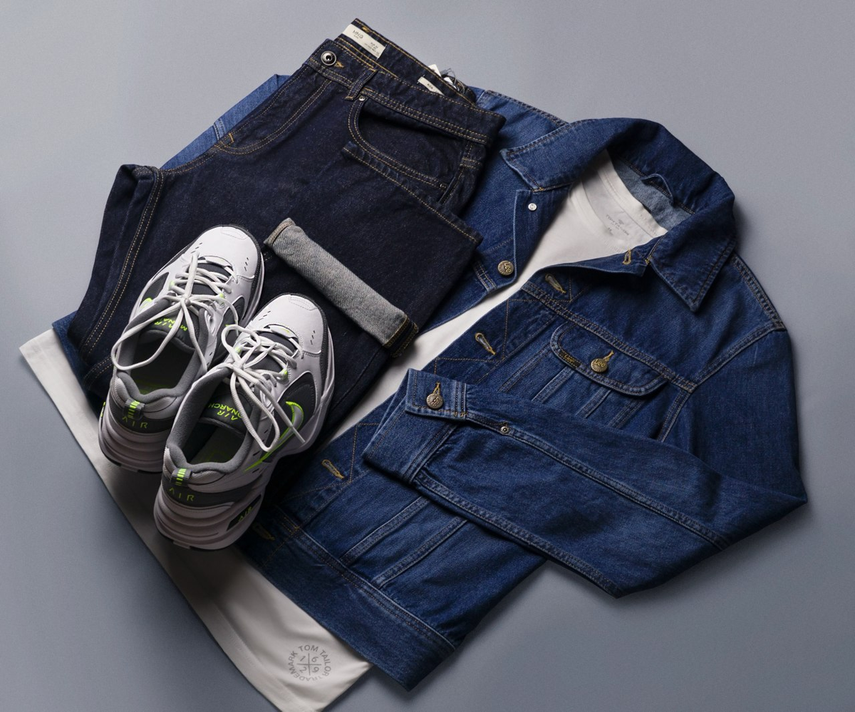 Образ с джинсами цвета индиго, футболкой и кроссовками
