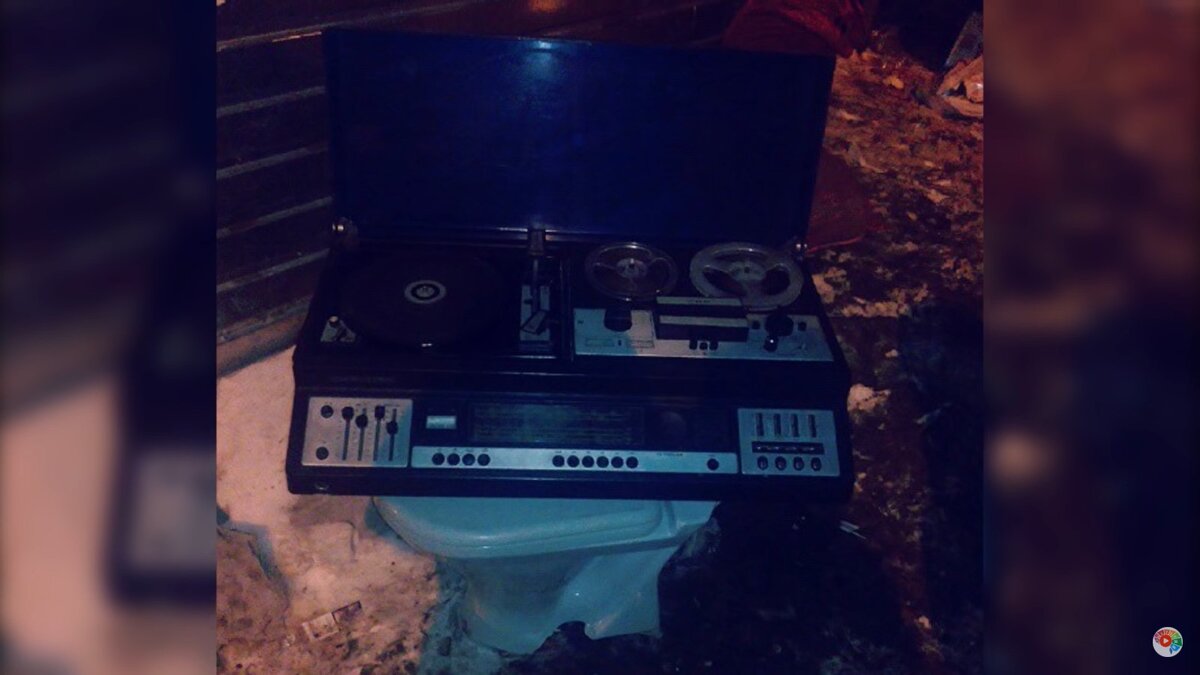 В единичных экземплярах катушечные магнитофоны были изготовлены еще накануне войны 1941–1945 гг. Серийное производство аппаратуры началось в 1942 году. Название техники – СМ-45.