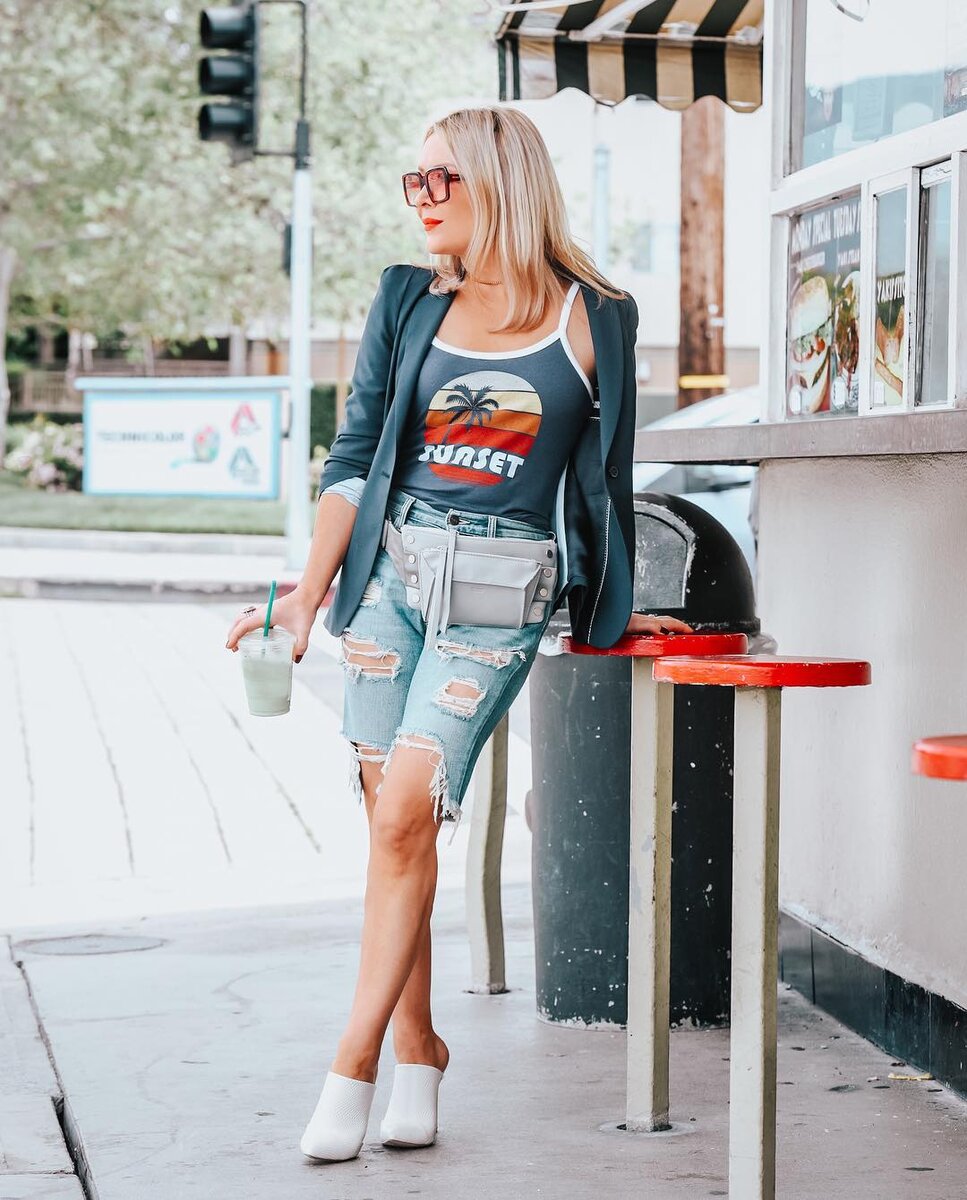 Взрослая женщина в рваных джинсовых шортах. /Фото: krasotka.cc