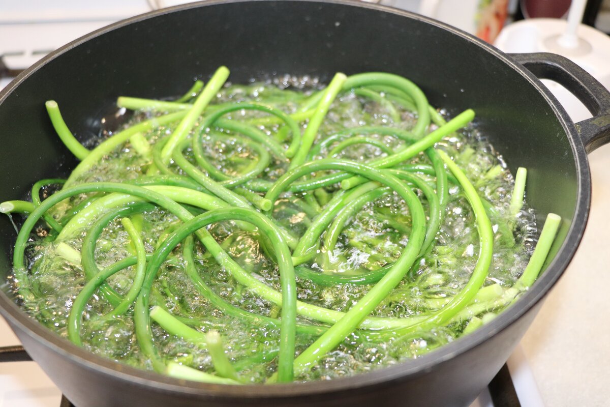 Чесночные стрелки маринованные рецепты быстро и вкусно. Паста из чесночных стрелок. Паста из чесночных стрелок на зиму. Блюда из стрелок чеснока. Стрелки чеснока.