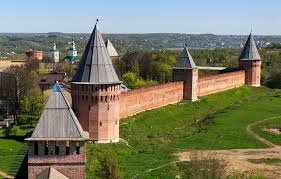 Смоленская крепостная стена — городская стена Смоленска протяжённостью 6,5 км, построенная в 1595—1602 гг. под руководством зодчего Фёдора Коня. Имела огромное оборонное значение в Российском государстве. ... Сохранилось меньше половины стен и башен.