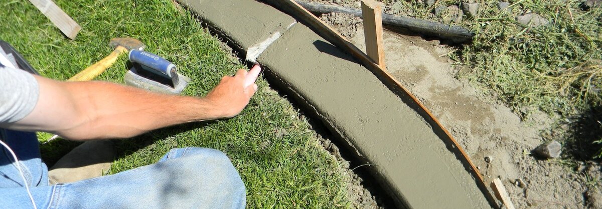Технология заливки монолитных бетонных бордюр сразу в дорожках